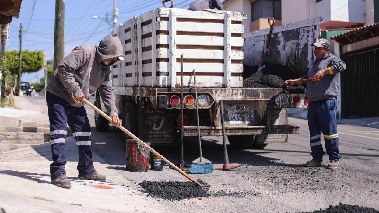 Viridiana Nava secretaria Obras Públicas durante supervisión brigada antibaches Corregidora