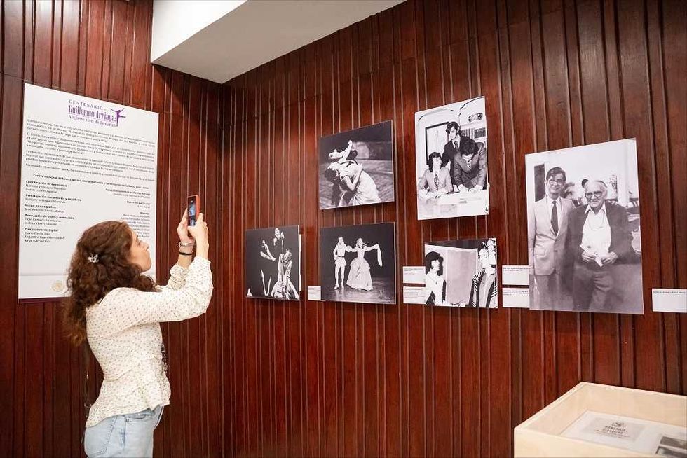 Visitante recorre la exposici\u00f3n "Centenario de Guillermo Arriaga: Archivo vivo de la danza" en el Centro Cultural del Bosque, CDMX.