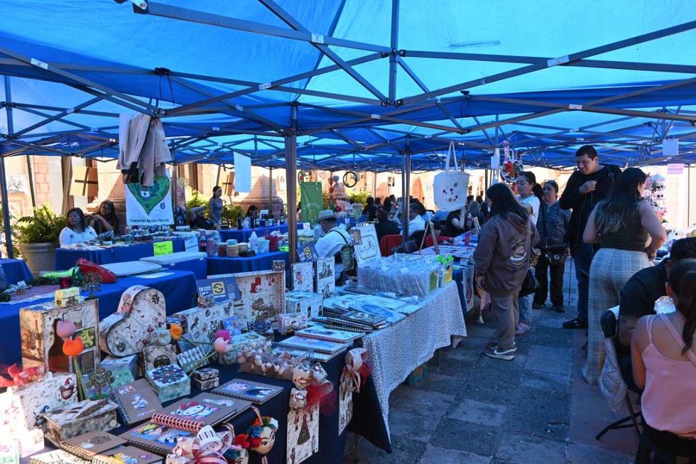 Visitantes exploran puestos de artesan\u00edas y plantas en el Bazar Ar Tai en el CEART de Quer\u00e9taro