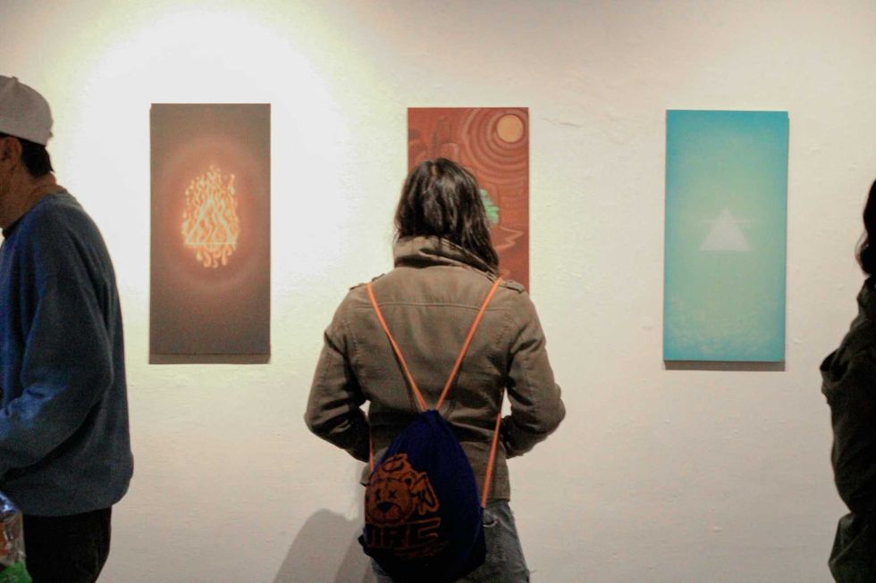 Visitantes recorren la exposici\u00f3n "Apuntes Astrol\u00f3gicos" en la Casa de Cultura Ignacio Mena Rosales, en Quer\u00e9taro.
