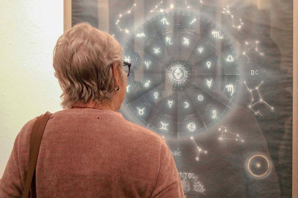 Visitantes recorren la exposici\u00f3n "Apuntes Astrol\u00f3gicos" en la Casa de Cultura Ignacio Mena Rosales, en Quer\u00e9taro.