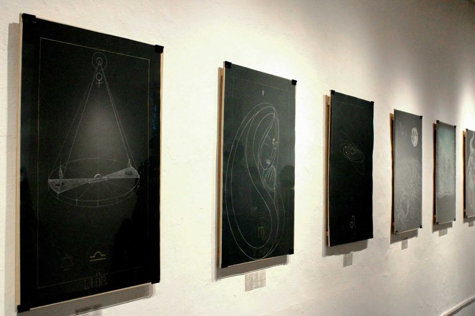 Visitantes recorren la exposici\u00f3n "Apuntes Astrol\u00f3gicos" en la Casa de Cultura Ignacio Mena Rosales, en Quer\u00e9taro.
