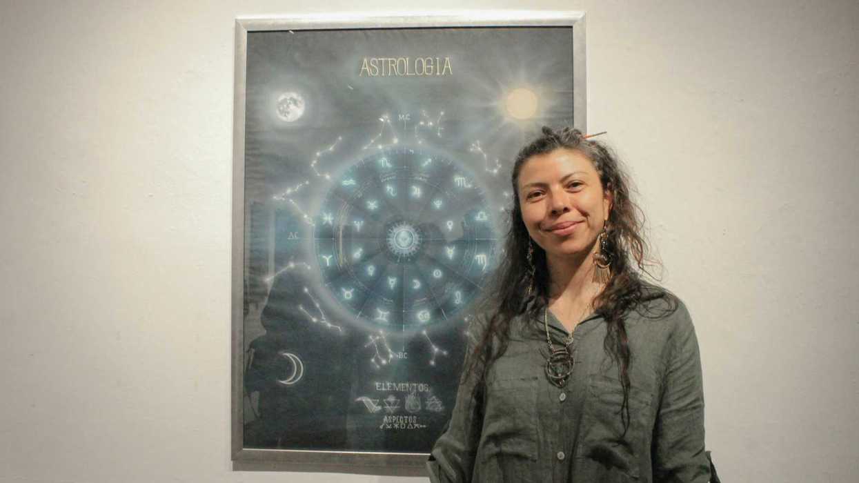 Visitantes recorren la exposición "Apuntes Astrológicos" en la Casa de Cultura Ignacio Mena Rosales, en Querétaro.