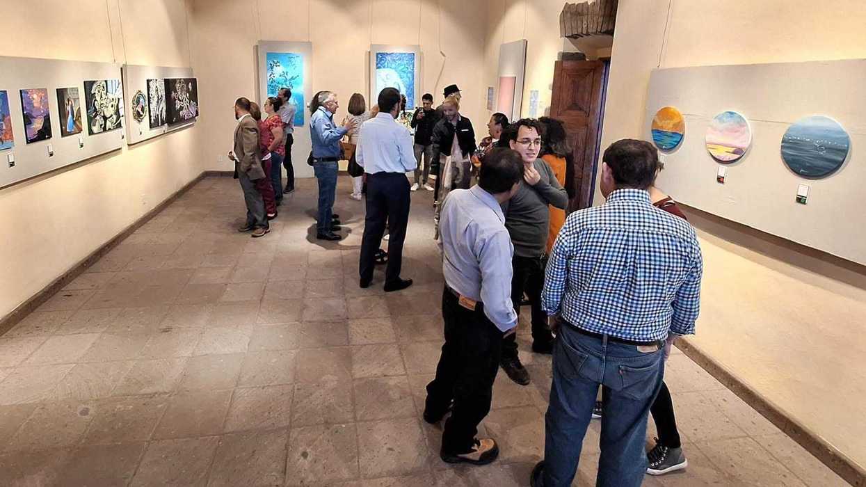 Visitantes recorren la exposición “Lo que habita en Feira” en el Museo Panteón de la Santa Vera Cruz.
