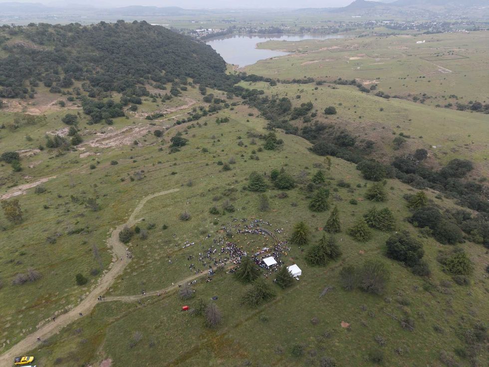 Vista a\u00e9rea de la jornada de reforestaci\u00f3n en el Ejido La Torre, Amealco de Bonfil, Quer\u00e9taro, con la presa al fondo