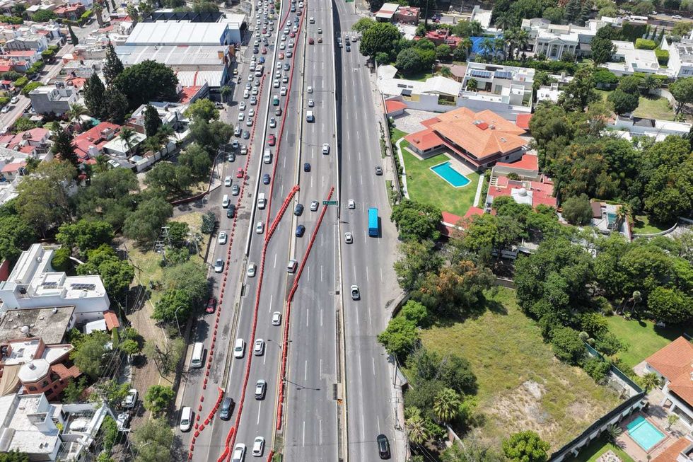 Vista a\u00e9rea de las obras ferroviarias y los carriles de contraflujo sobre el bulevar Bernardo Quintana en Quer\u00e9taro.