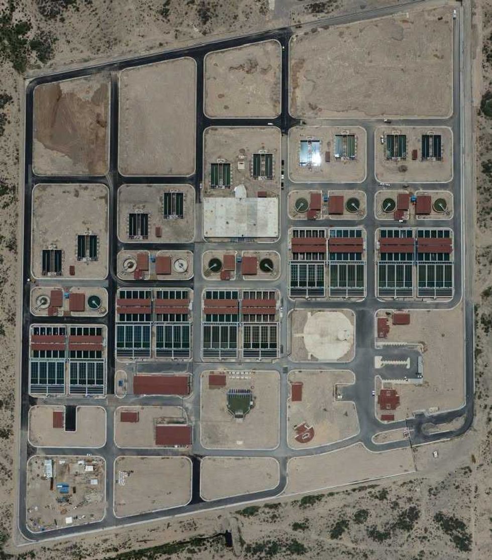 Vista a\u00e9rea de m\u00f3dulos de tratamiento y caja de rebose con letrero de Conagua en la planta potabilizadora Agua Saludable para La Laguna