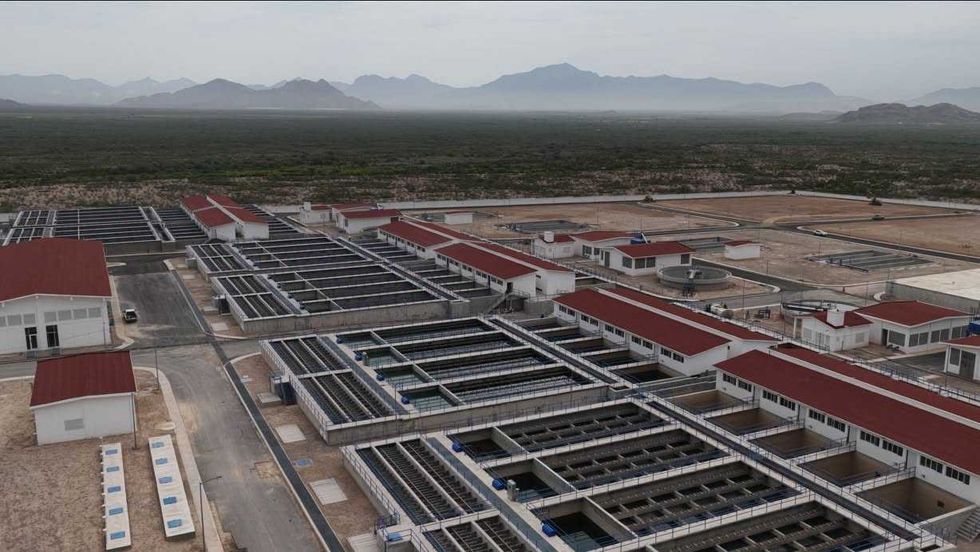 Vista a\u00e9rea de m\u00f3dulos de tratamiento y caja de rebose con letrero de Conagua en la planta potabilizadora Agua Saludable para La Laguna