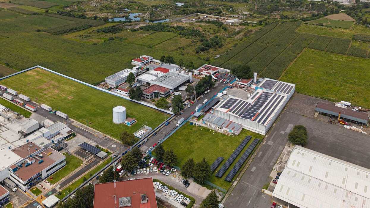 Vista aérea de instalaciones industriales vinculadas a la producción de Leche para el Bienestar en Querétaro.
