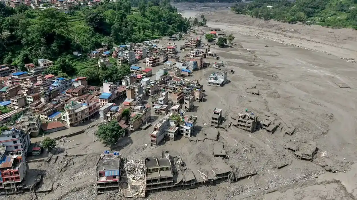 Vista aérea de la devastación dejada por las inundaciones en Nepal, agosto 2026