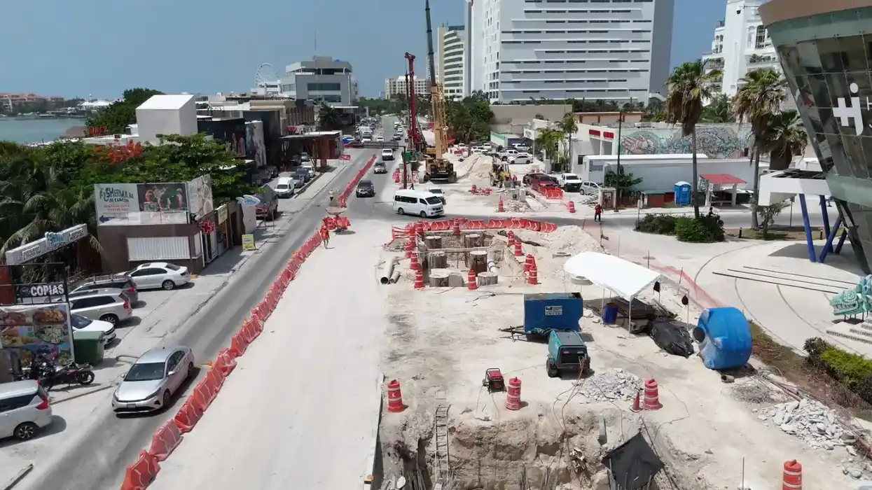 Vista aérea de las obras del Distribuidor Vial Kukulcán junto a edificios y vialidades de Cancún.