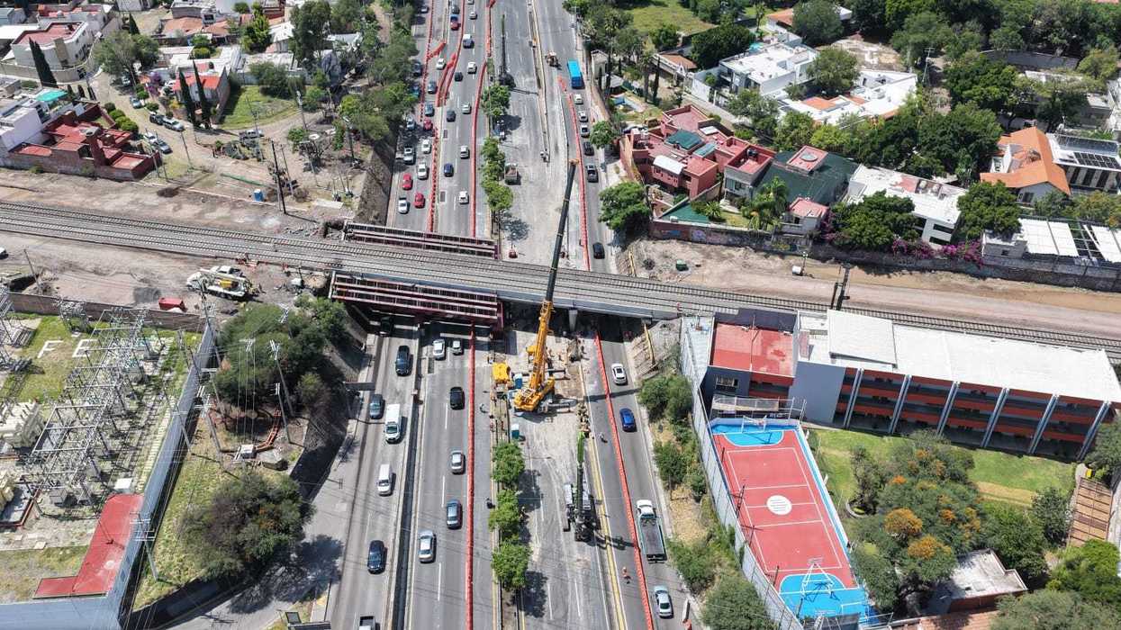 Vista aérea de las obras ferroviarias y los carriles de contraflujo sobre el bulevar Bernardo Quintana en Querétaro.