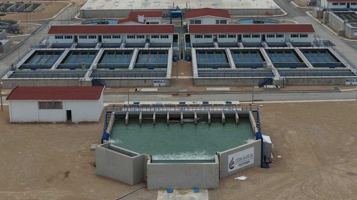 Vista aérea de módulos de tratamiento y caja de rebose con letrero de Conagua en la planta potabilizadora Agua Saludable para La Laguna