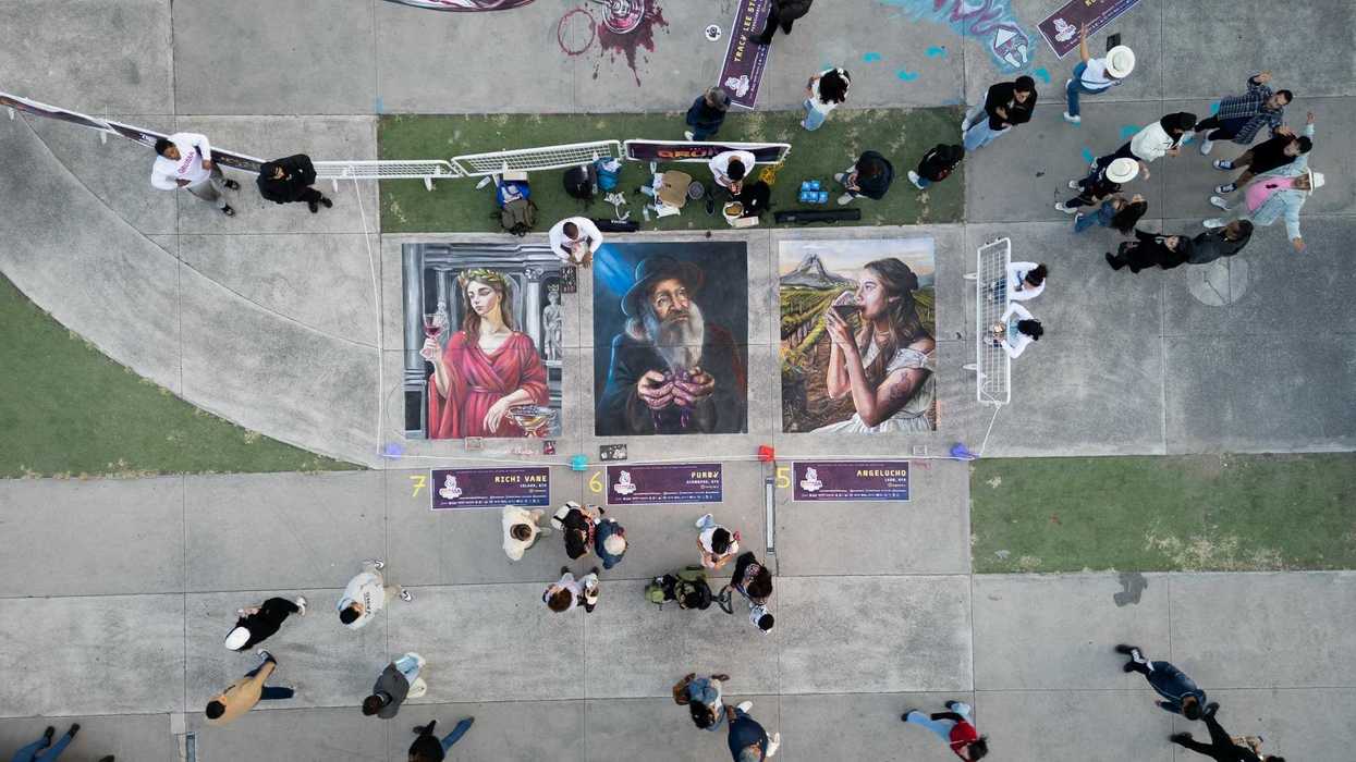 Vista aérea de pinturas madonnari del concurso de arte en piso del festival QROMA, en Corregidora