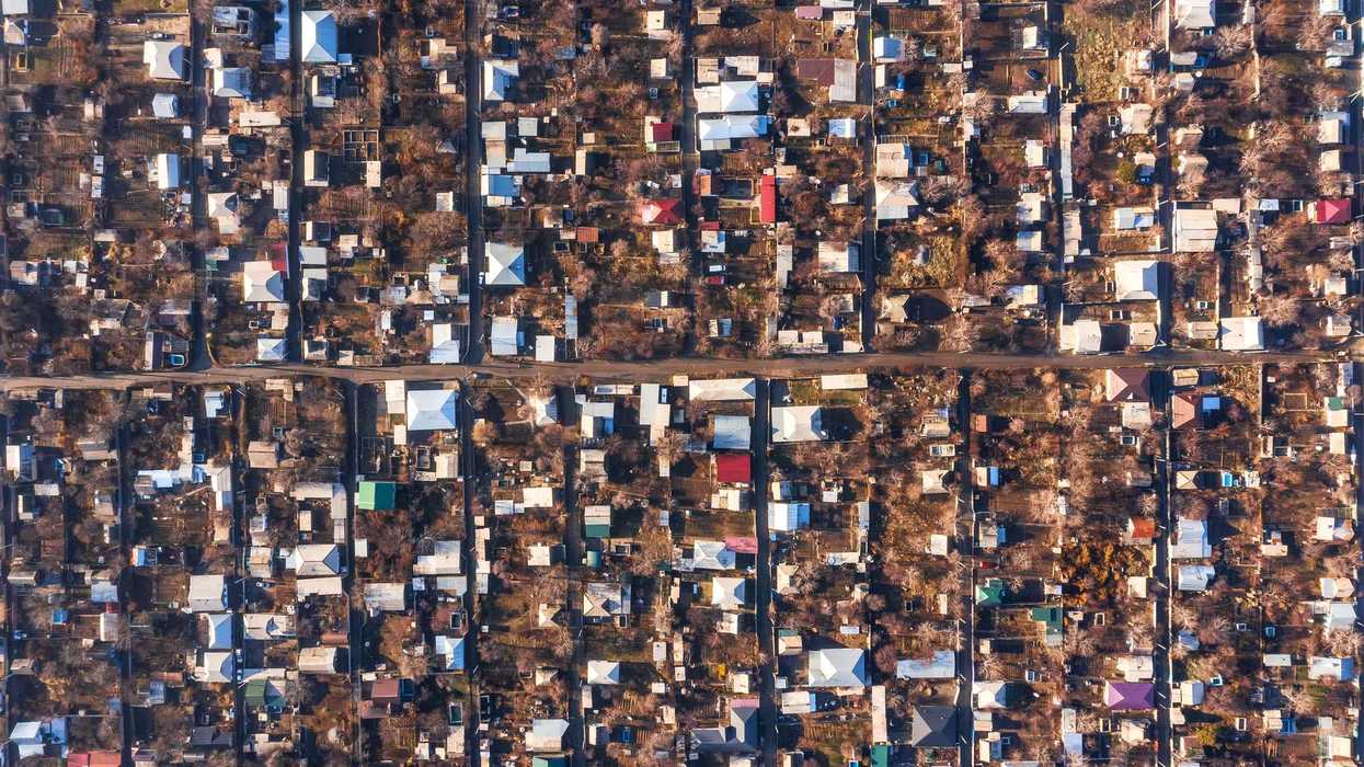 Vista aérea de una zona habitacional, imagen ilustrativa sobre asesoría a compradores de desarrollos inmobiliarios irregulares.