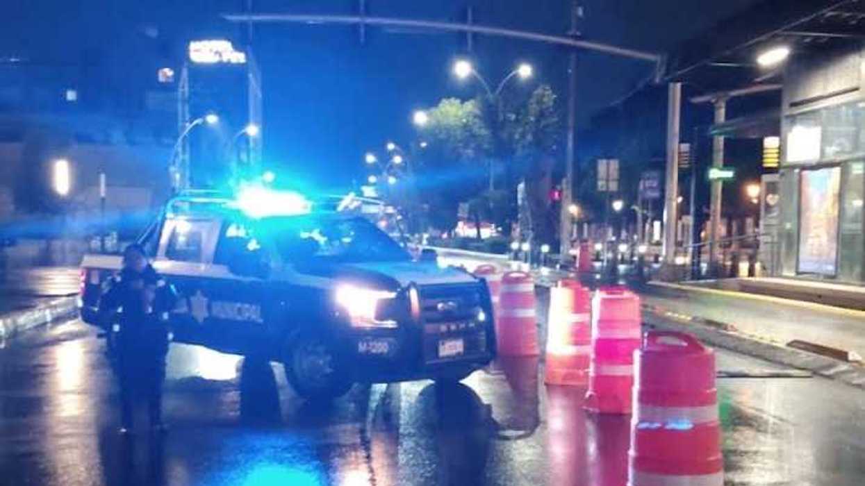 Vista amplia de un punto de revisión del operativo alcoholímetro con varios vehículos, conos de señalización y oficiales municipales en una avenida de Querétaro.