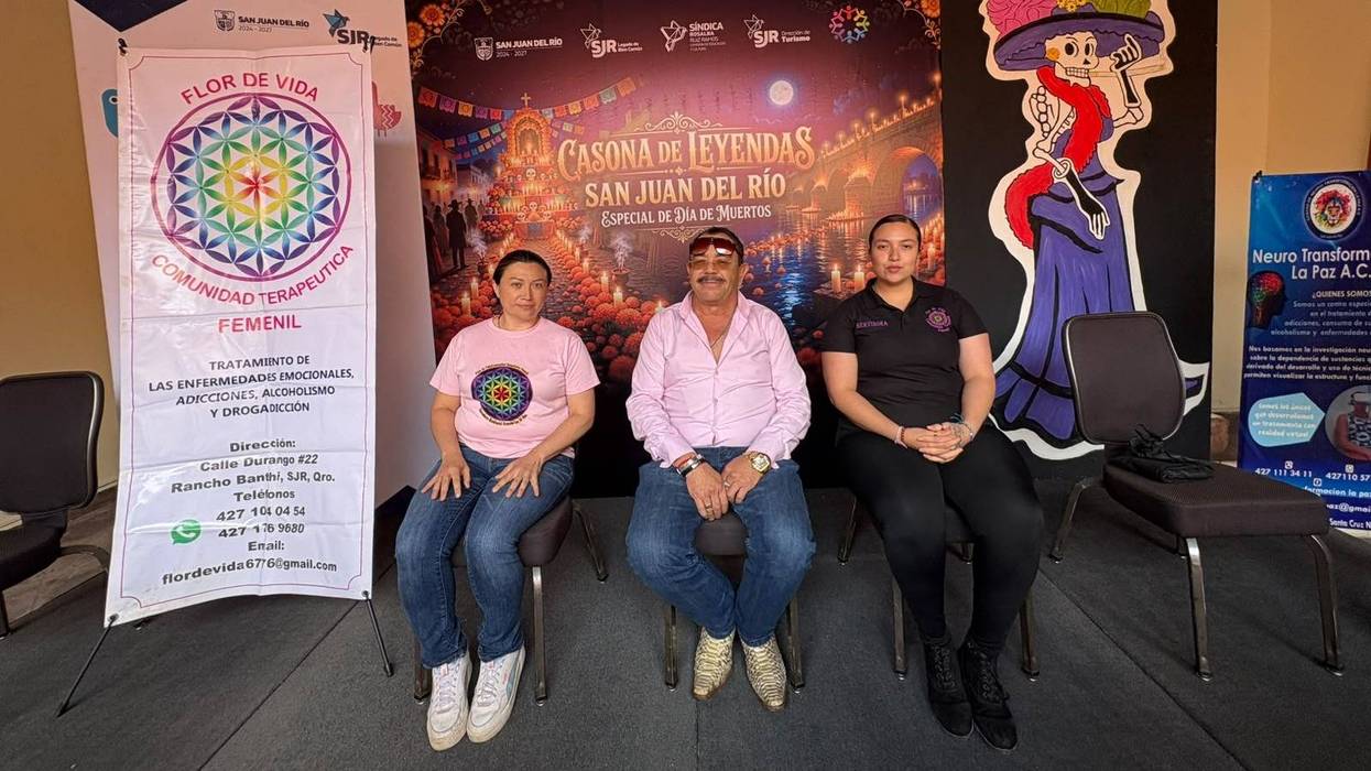 Vista amplia del módulo de Flor de Vida y la Casona de Leyendas, con tres personas sentadas, en San Juan del Río