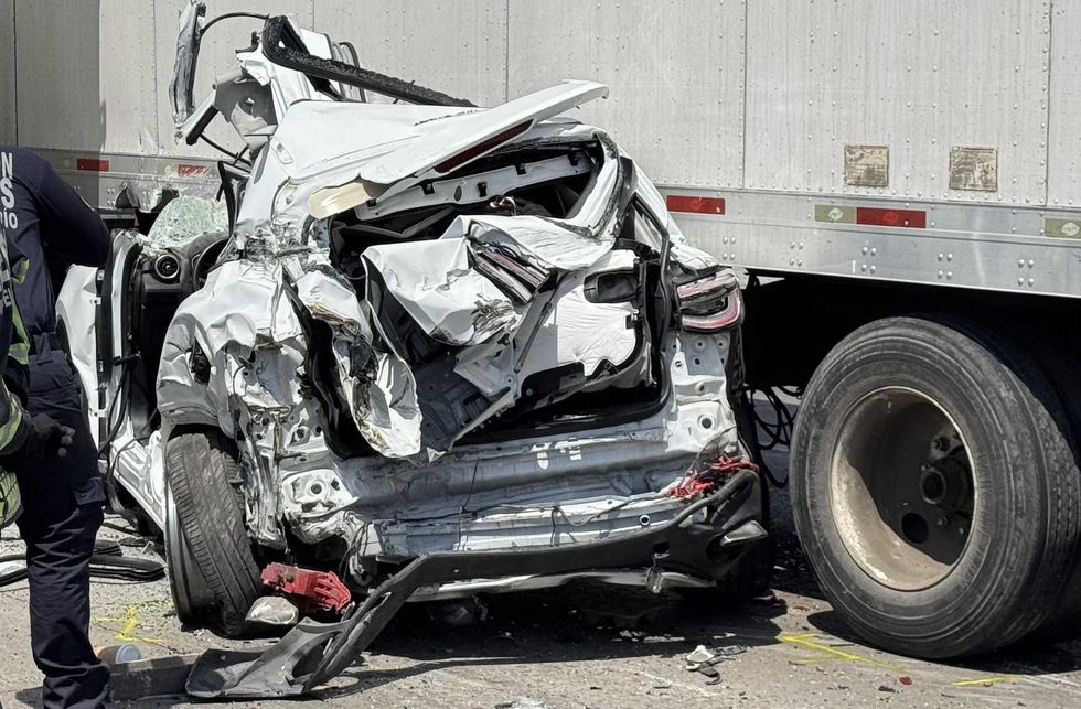 Vista de la autopista M\u00e9xico-Quer\u00e9taro a la altura de San Juan del R\u00edo con tr\u00e1fico vehicular y se\u00f1alizaci\u00f3n de obras en Quer\u00e9taro