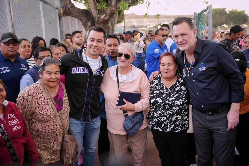 Vista de la Unidad Deportiva Ejido San Pablo rehabilitada con pasto sint\u00e9tico y gradas renovadas en Quer\u00e9taro
