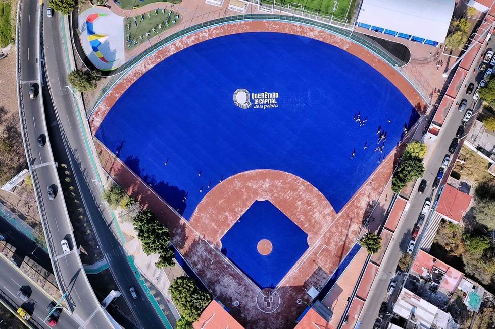 Vista de la Unidad Deportiva Ejido San Pablo rehabilitada con pasto sint\u00e9tico y gradas renovadas en Quer\u00e9taro