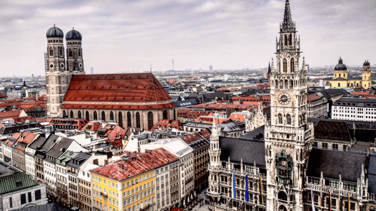Vista de Múnich, Alemania, con la Frauenkirche y el Nuevo Ayuntamiento; destino que exige visa Schengen a algunos viajeros