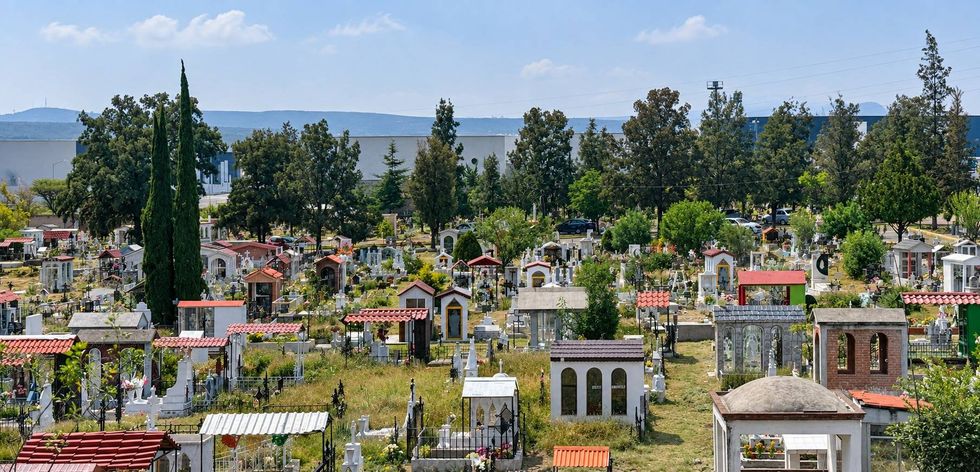 Vista de un pante\u00f3n municipal de San Juan del R\u00edo con tumbas, capillas y \u00e1rboles antes de las celebraciones del D\u00eda de Muertos.