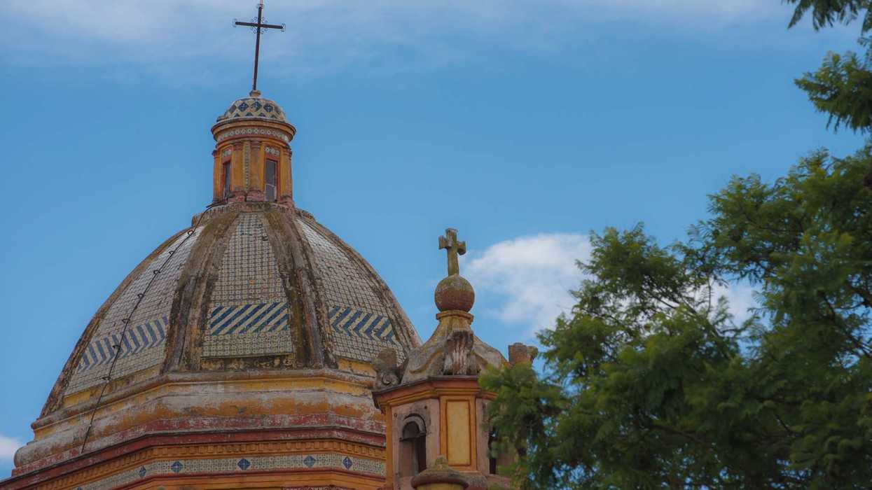 Vista del centro histórico de Cadereyta de Montes con su arquitectura colonial y la parroquia que domina la plaza principal.