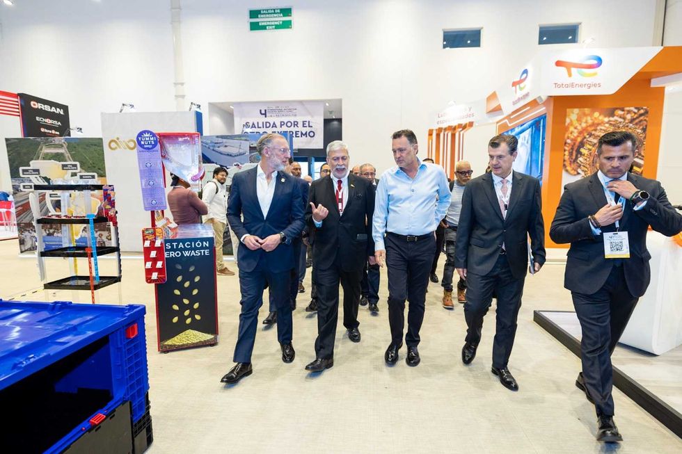 Vista del plenario del Quer\u00e9taro Centro de Congresos durante la apertura de la cumbre automotriz IAIASS 2026 con 16 mil participantes.