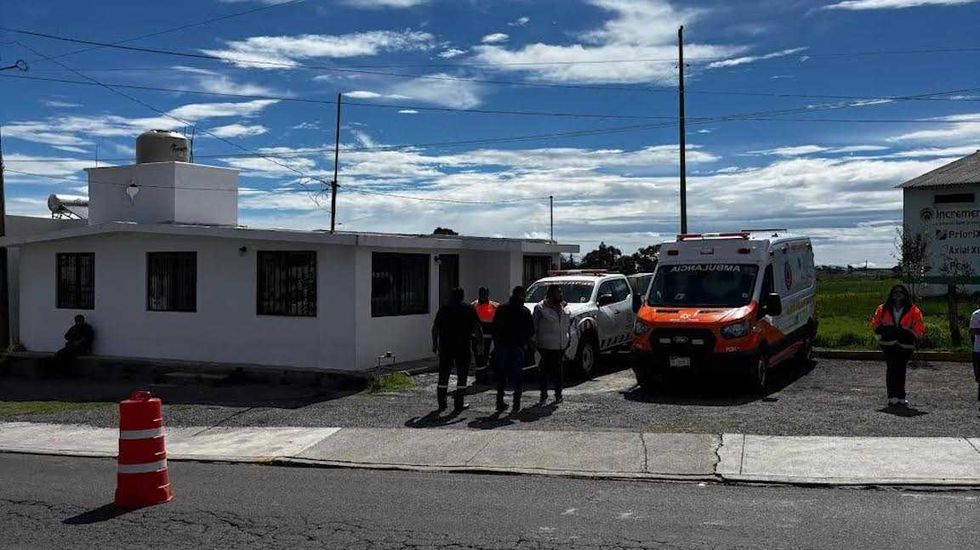 Vista exterior de la Unidad Municipal de Protecci\u00f3n Civil de Amealco con ambulancia estacionada