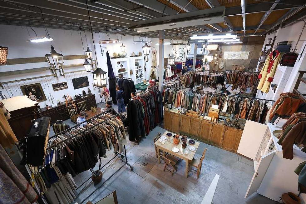 Vista general de la Bodega A de Estudios Churubusco con vestuario y utiler\u00eda de producciones cinematogr\u00e1ficas mexicanas, 2026