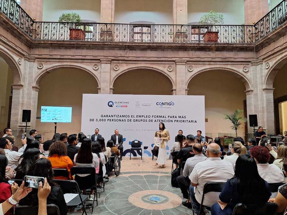 Vista general de la clausura del Diplomado Virtual en Inclusi\u00f3n y Diversidad Laboral de la Secretar\u00eda del Trabajo de Quer\u00e9taro, con m\u00e1s de 300 asistentes en el patio interior del recinto.