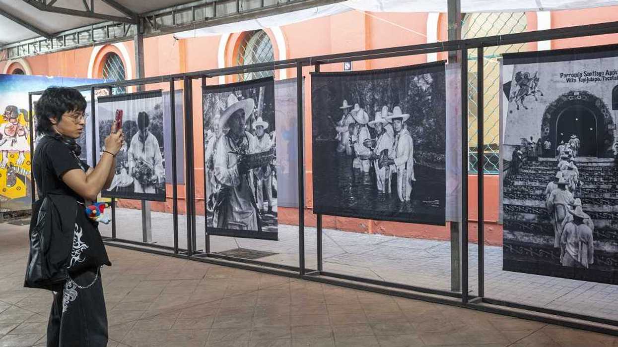 Vista general de la exposición exterior con paneles fotográficos en blanco y negro en el patio del Museo Nacional de Culturas Populares, Ciudad de México 2026