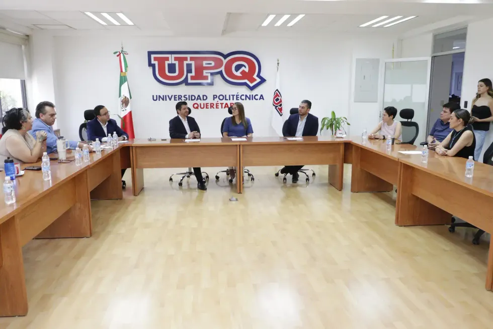 Vista general de la reuni\u00f3n de rectores y equipos institucionales en torno a la mesa de la UPQ durante la firma del convenio de pase directo