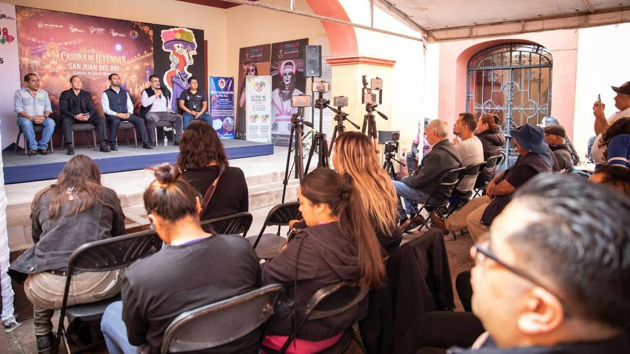 Vista general de la rueda de prensa de la Casona de Leyendas San Juan del Río, con panel, público y equipo de prensa