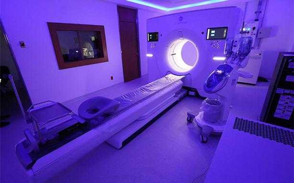 Vista general de la sala de tomograf\u00eda del IMSS Jalisco con iluminaci\u00f3n ambiental morada en el techo