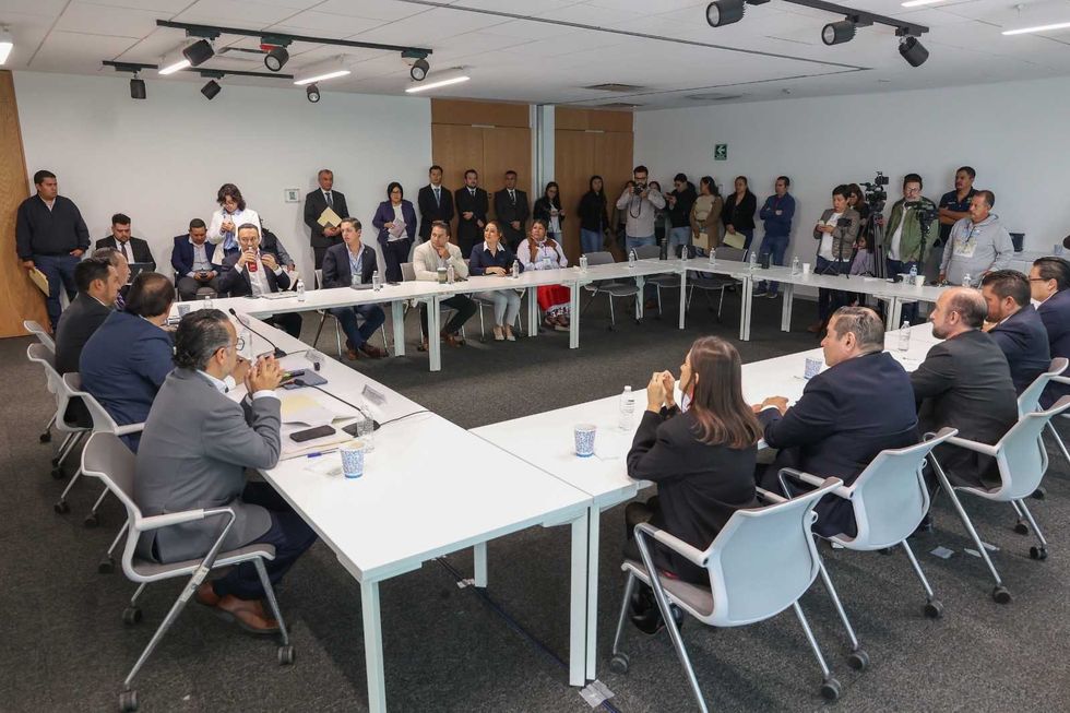 Vista general de la sesi\u00f3n de la Comisi\u00f3n de Administraci\u00f3n y Procuraci\u00f3n de Justicia de la LXI Legislatura, con representantes del Poder Judicial, consejeros y regidores presentes. PIE