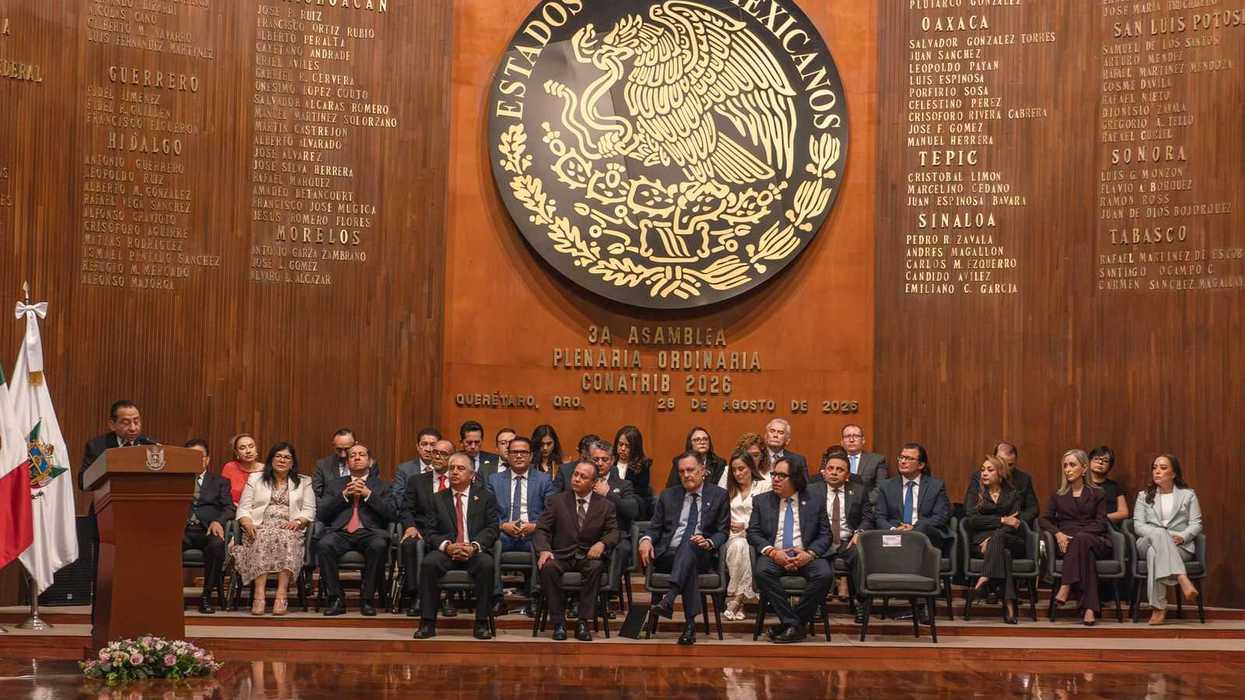 Vista general de la sesión inaugural de la 3ª Asamblea Plenaria Ordinaria de CONATRIB, con autoridades sentadas frente al mural del escudo nacional, Querétaro, 28 de agosto de 2026