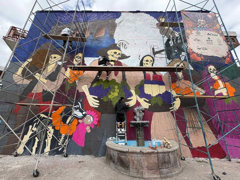 Vista general del mural en proceso sobre andamios, en la calle Hidalgo de San Juan del R\u00edo