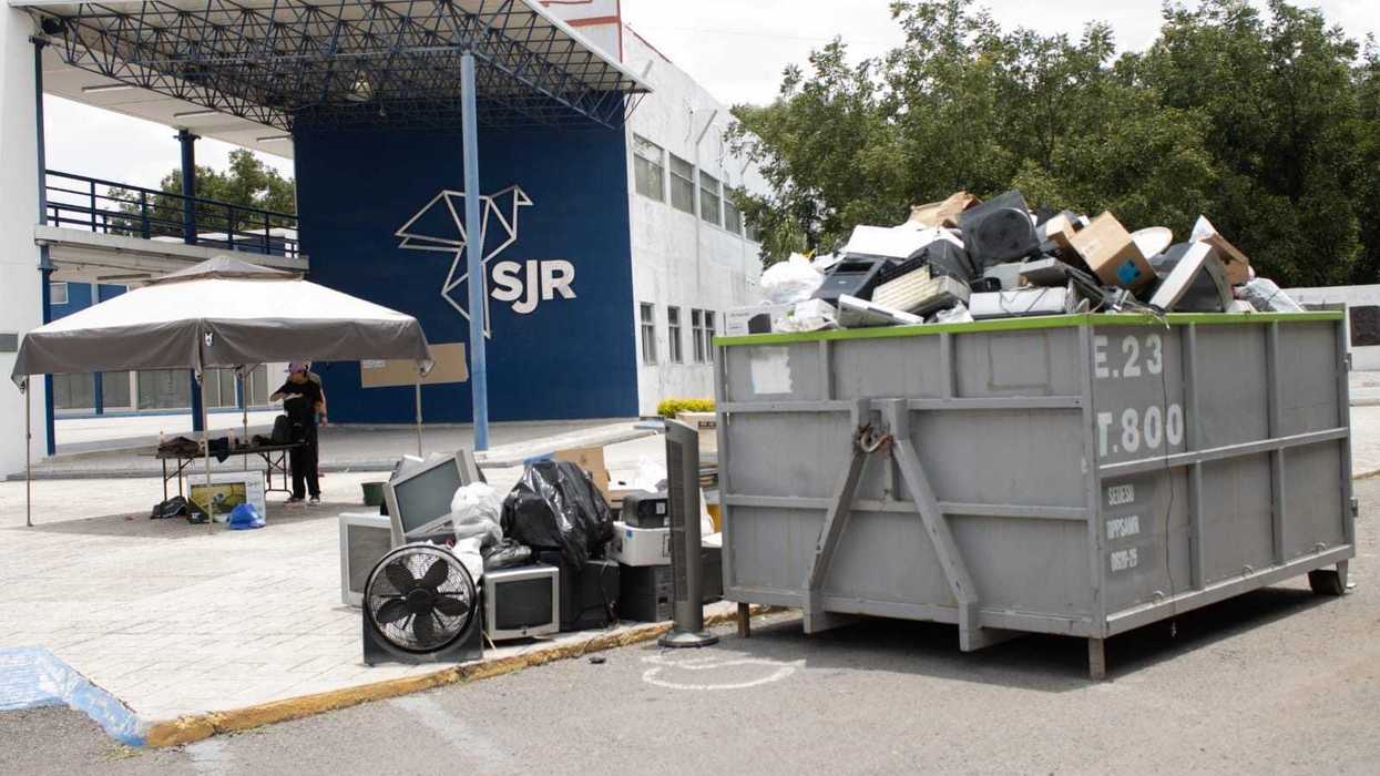 Vista general del punto de acopio de electrónicos en Centro Cívico con el edificio municipal de San Juan del Río al fondo, agosto de 2026