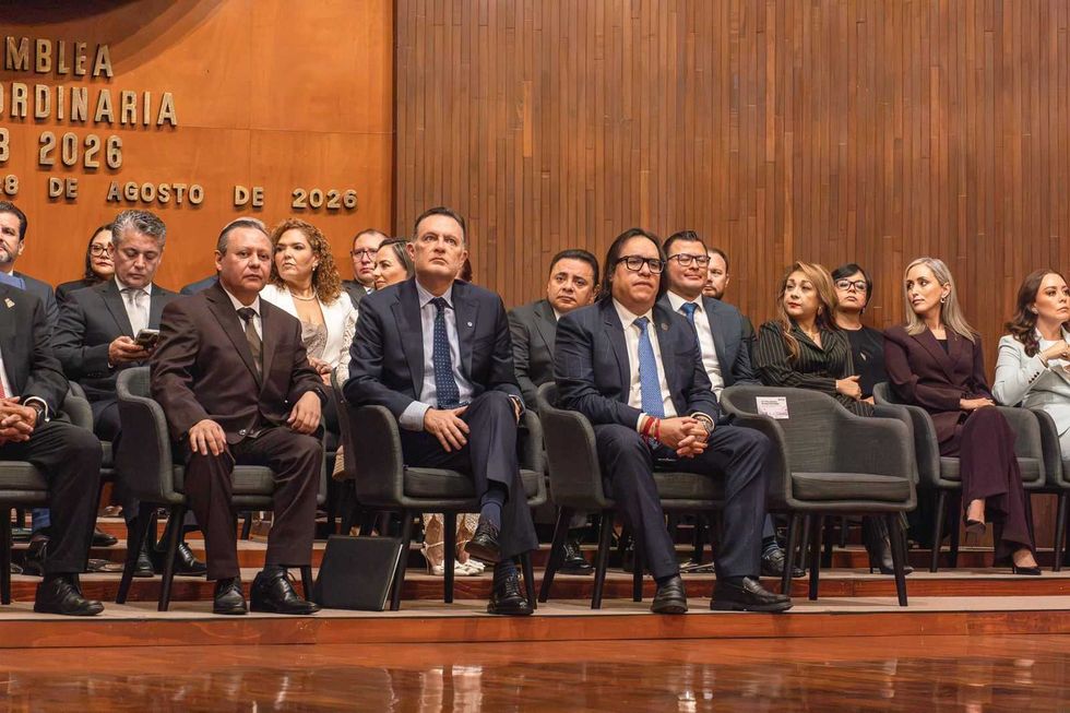 Vista lateral de autoridades y magistrados sentados durante la sesi\u00f3n de la 3\u00aa Asamblea Plenaria Ordinaria de CONATRIB, Quer\u00e9taro, 28 de agosto de 2026