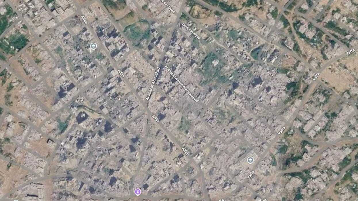 Vista satelital de Google Maps de un sector de la Franja de Gaza con edificios derruidos y calles rodeadas de escombros