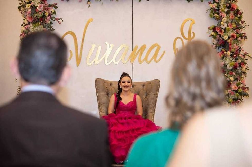 Viviana I sentada en el trono durante los LIV Juegos Florales San Juan del R\u00edo 2026