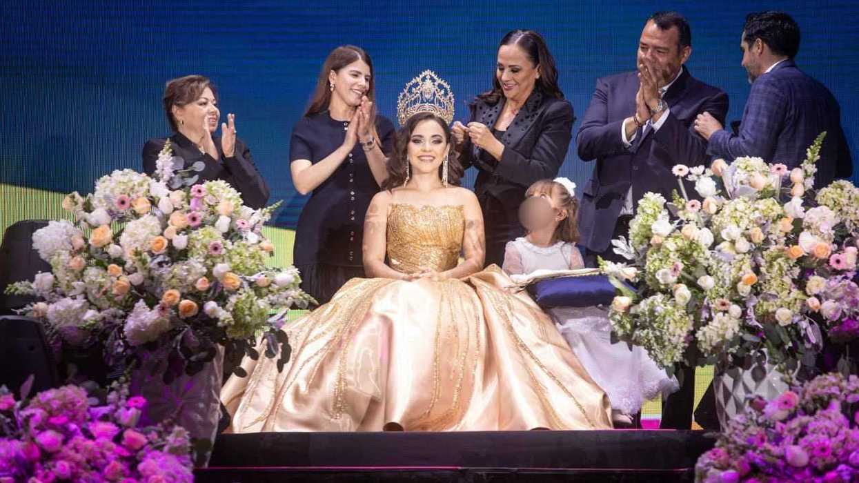 Viviana Landeras Cortés durante su coronación como reina de la Feria San Juan del Río 2026.