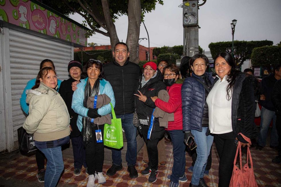 Voceadores de San Juan del R\u00edo celebran el D\u00eda de la Candelaria con tamales y atole en avenida Ju\u00e1rez junto al alcalde y funcionarios estatales