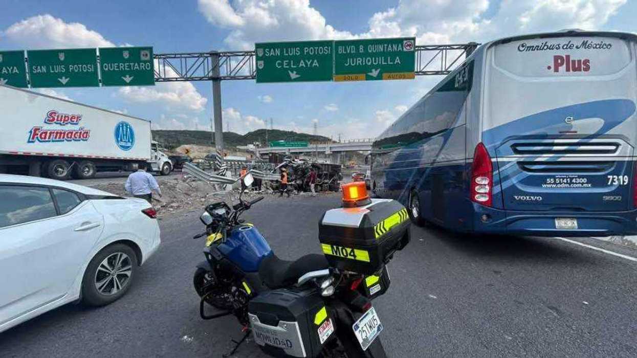 Volcadura de camión de materiales en Carretera 57 deja dos lesionados.