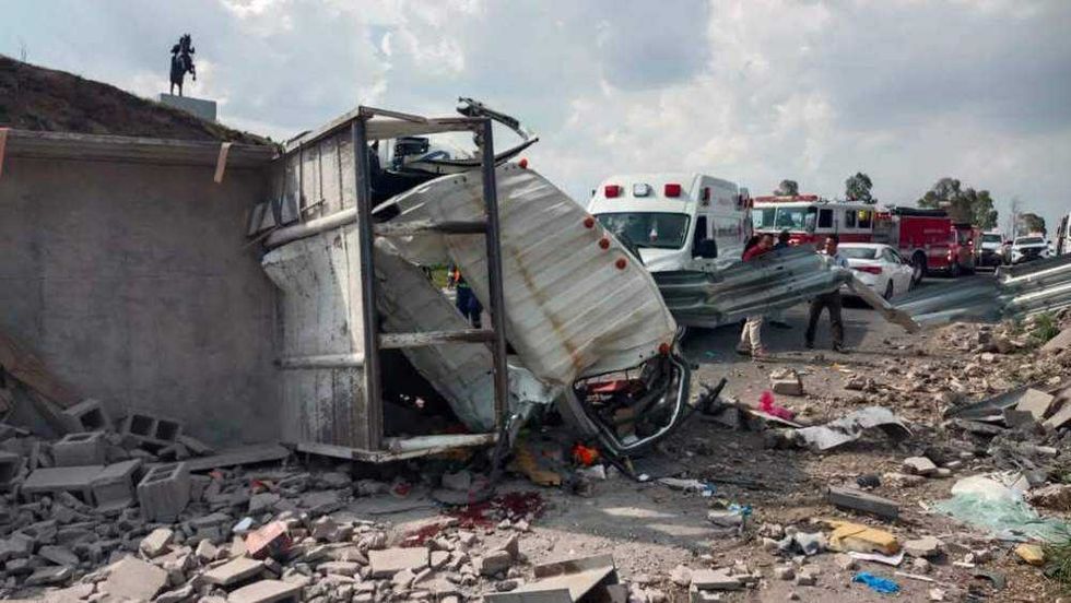 Volcadura de camión de materiales en Carretera 57 deja dos lesionados.
