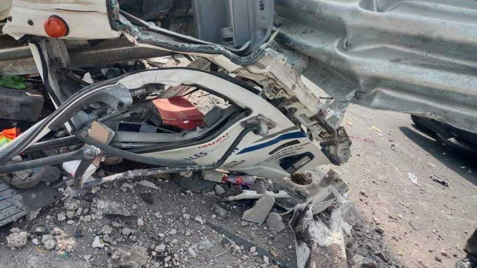 Volcadura de camión de materiales en Carretera 57 deja dos lesionados.