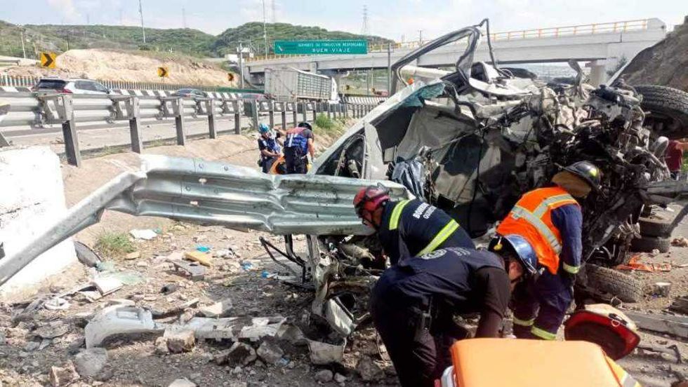 Volcadura de camión de materiales en Carretera 57 deja dos lesionados.