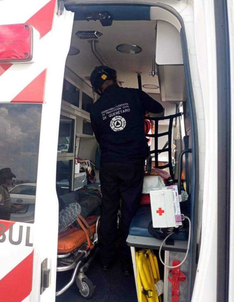Volcadura de camión de materiales en Carretera 57 deja dos lesionados.