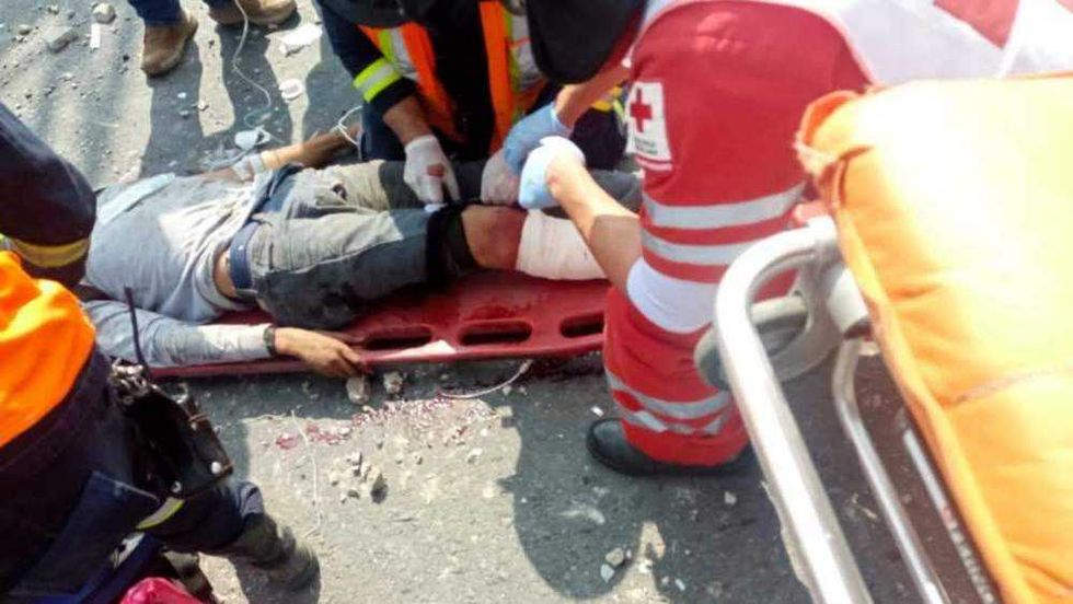 Volcadura de camión de materiales en Carretera 57 deja dos lesionados.